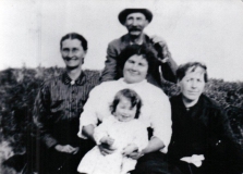 1915 Rachel and friends